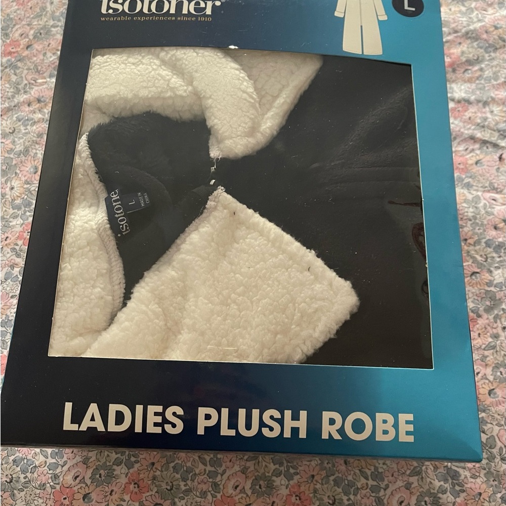 Isotoner Black and White Plush Shawl Collar Robe